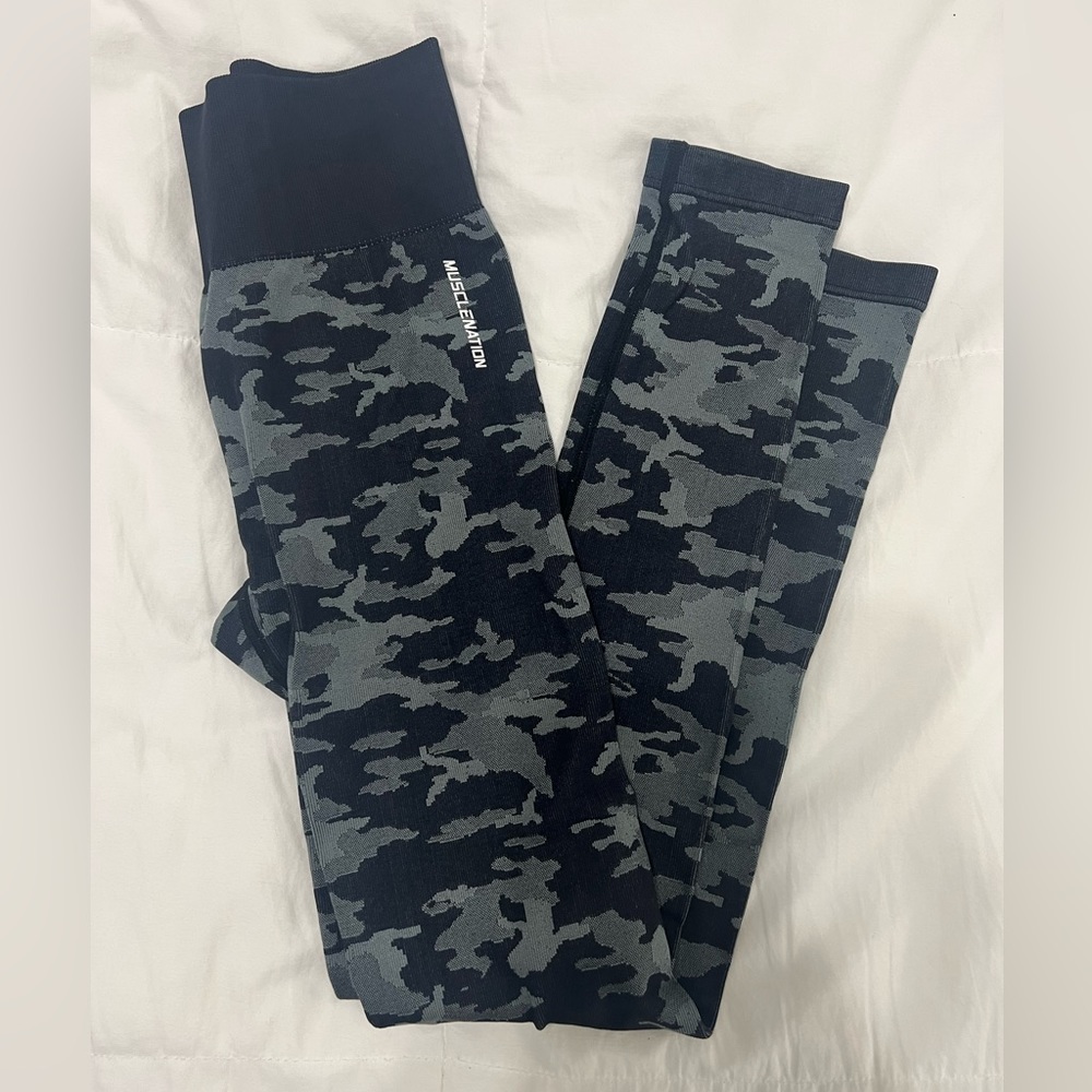 Seamless camo muscle nation leggings